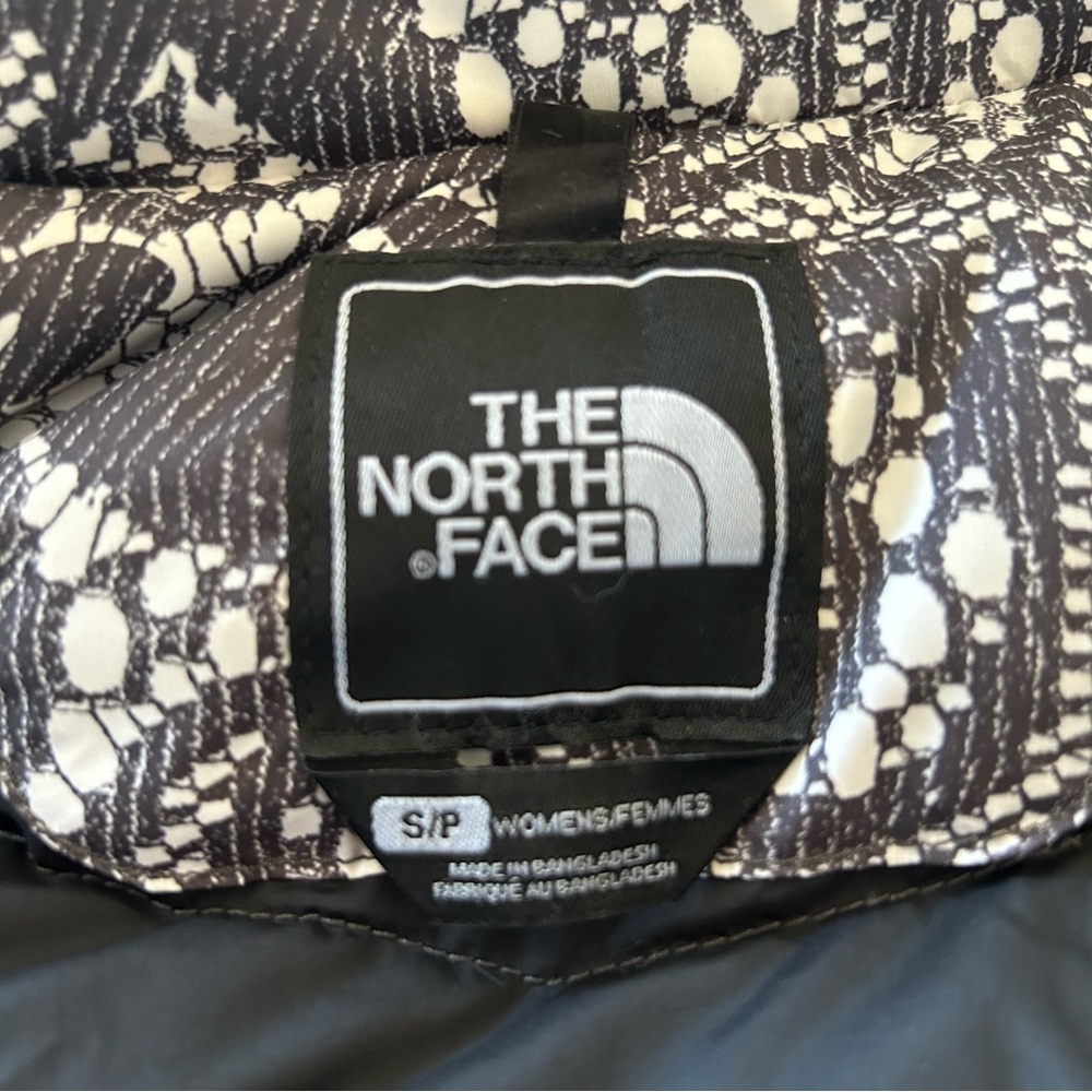 The North Face 700 down vest. EUC - Picture 4 of 6